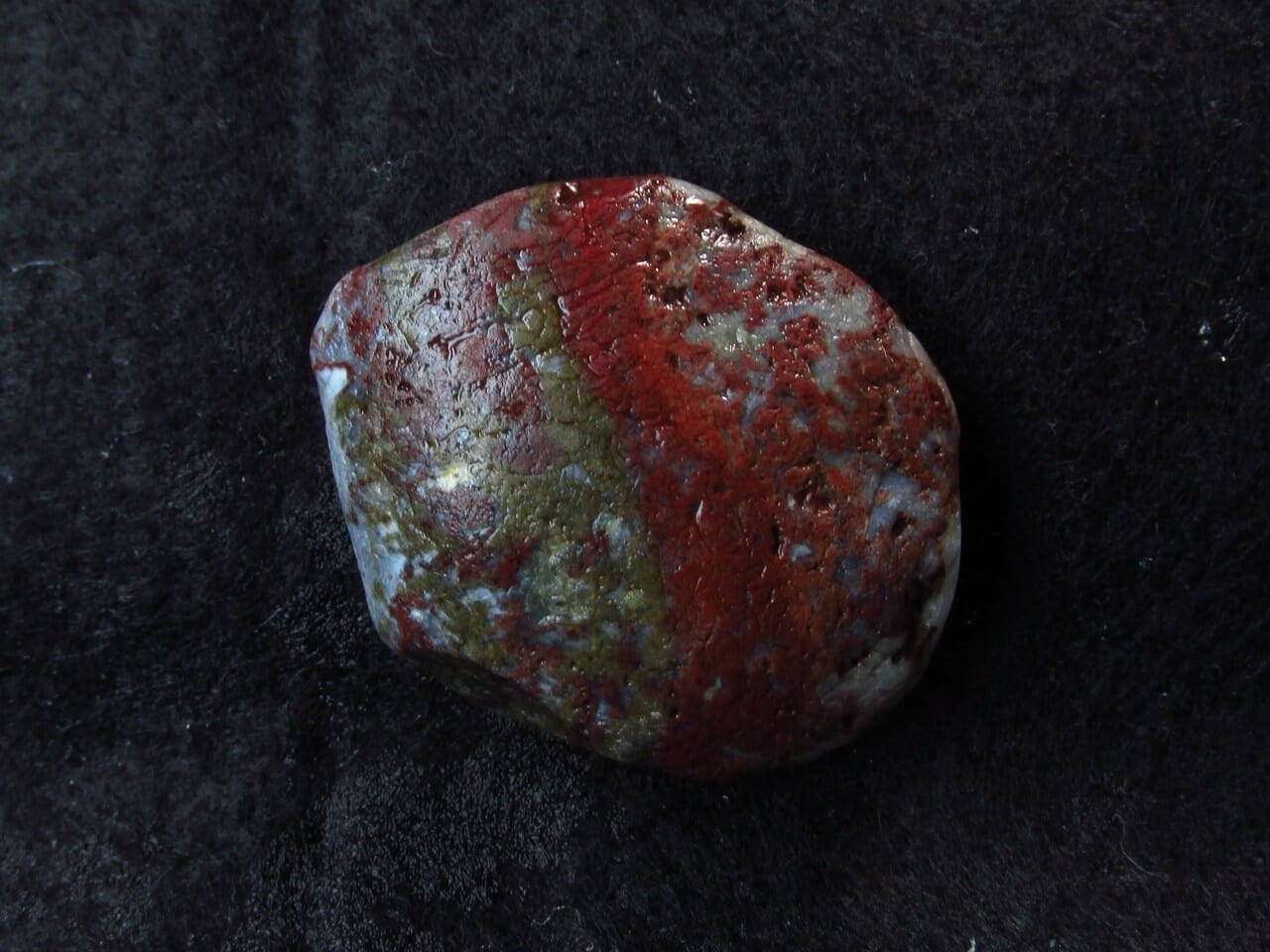Red jasper enables courage and perseverance, helping to heal the root chakra