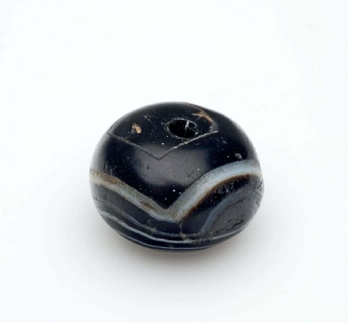 Black onyx balances the root chakra by facilitating mental and emotional stability