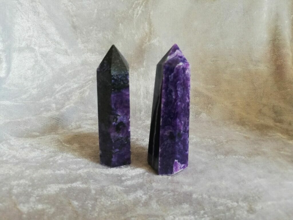 Crown chakra crystals: 11 healing stones for protection and spiritual growth 1 Discover the power of 11 crown chakra crystals, including amethyst, clear quartz, sugilite, lapis lazuli and more, to heal and balance your spiritual energy. Learn how to incorporate these healing stones into your daily life for protection, growth and peace.