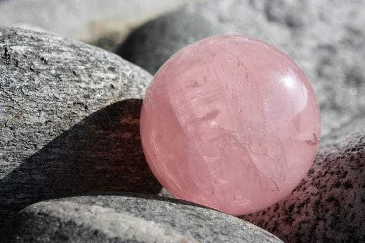 Rose quartz helps to balance the heat chakra by calming the mind and encouraging feelings of love and empathy