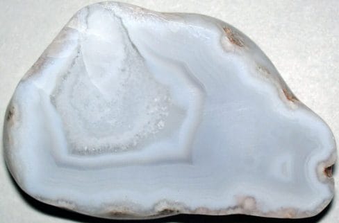 White agate balances the male and feminine energy within the body and helps to purify the body from toxins